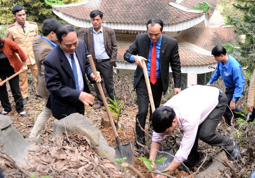 Các đồng chí lãnh đạo hưởng ứng Tết trồng cây năm Ất Mùi 2015